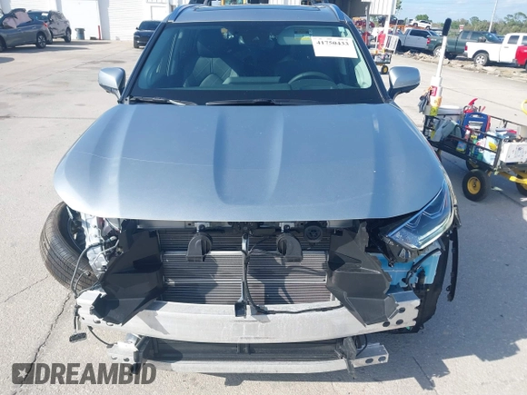 2025 Toyota Highlander Hybrid Platinum z VIN 5TDEBRCH0SS651408, wystawiony jako IAAI lot #41750433 z przebiegiem 6 705 mil mil oraz . Historia ofert i sprzedaży dostępna na DreamBid. Obrazek 13.