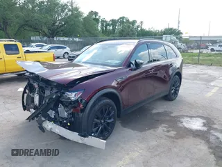 2025 Mazda CX-90 Premium Sport z VIN JM3KKCHA8S1201473, wystawiony jako IAAI lot #41954516 z przebiegiem 2 555 mil mil oraz . Historia ofert i sprzedaży dostępna na DreamBid. Obrazek 2.