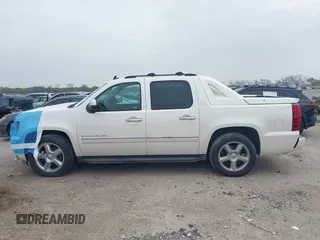 2012 Chevrolet Avalanche LTZ z VIN 3GNMCGE04CG103276, wystawiony jako IAAI lot #41913522 z przebiegiem 139 633 mil mil oraz . Historia ofert i sprzedaży dostępna na DreamBid. Obrazek 14.