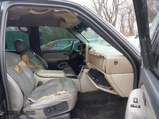 2002 Chevrolet Tahoe LT with VIN 1GNEK13Z72J311185, listed as a IAAI auction lot 41552011 with 261,577 mi miles. Bid and sale history available at carsss.com. Image 5.