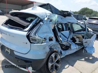 2025 Volvo XC40 Plus Bright Theme z VIN YV4L12UE6S2563585, wystawiony jako IAAI lot #42314264 z przebiegiem 2972 mil mil oraz . Historia ofert i sprzedaży dostępna na DreamBid. Obrazek 4.