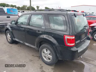 2011 Ford Escape XLS z VIN 1FMCU0C73BKB97601, wystawiony jako IAAI lot #42498599 z przebiegiem 243 282 mil mil oraz . Historia ofert i sprzedaży dostępna na DreamBid. Obrazek 3.
