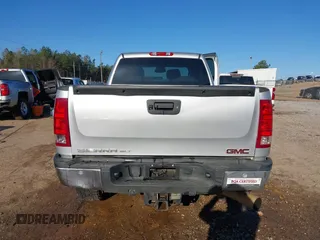 2013 GMC Sierra 2500HD SLT z VIN 1GT121C82DF218580, wystawiony jako IAAI lot #41758693 z przebiegiem 121 798 mil mil oraz . Historia ofert i sprzedaży dostępna na DreamBid. Obrazek 18.