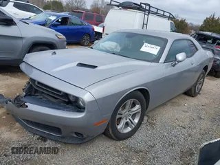 2017 Dodge Challenger SXT z VIN 2C3CDZAG0HH572554, wystawiony jako IAAI lot #41538875 z przebiegiem 186 381 mil mil oraz . Historia ofert i sprzedaży dostępna na DreamBid. Obrazek 2.