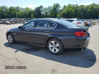 2013 BMW 5 Series 528i xDrive z VIN WBAXH5C54DDW15724, wystawiony jako Copart lot #64254645 z przebiegiem 91 958 mil mil oraz Czysty tytuł • Clean title. Historia ofert i sprzedaży dostępna na DreamBid. Obrazek 2.