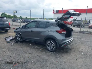 2022 Nissan Kicks SV z VIN 3N1CP5CVXNL510978, wystawiony jako IAAI lot #42147326 z przebiegiem 44 065 mil mil oraz . Historia ofert i sprzedaży dostępna na DreamBid. Obrazek 3.