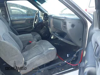 2000 Chevrolet S-10 LS with VIN 1GCCS1953Y8265178, listed as a IAAI auction lot 41309075 with 206,846 mi miles. Bid and sale history available at carsss.com. Image 5.