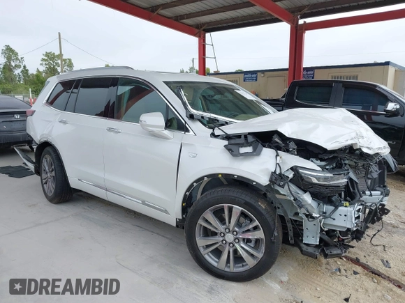 2024 Cadillac XT6 Premium Luxury z VIN 1GYKPERS5RZ741592, wystawiony jako IAAI lot #41327267 z przebiegiem 5 889 mil mil oraz . Historia ofert i sprzedaży dostępna na DreamBid. Obrazek 14.