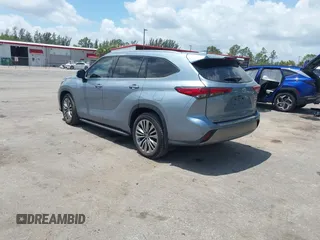 2022 Toyota Highlander Platinum z VIN 5TDFZRBHXNS175366, wystawiony jako IAAI lot #42149787 z przebiegiem 32 235 mil mil oraz . Historia ofert i sprzedaży dostępna na DreamBid. Obrazek 3.