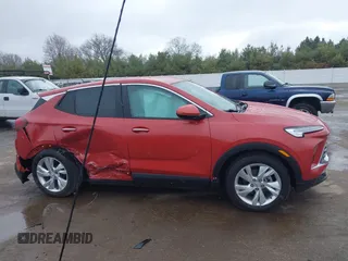 2024 Buick Encore GX Preferred z VIN KL4AMBSL3RB170506, wystawiony jako IAAI lot #41906083 z przebiegiem 2 147 mil mil oraz . Historia ofert i sprzedaży dostępna na DreamBid. Obrazek 13.