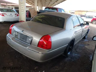 2003 Lincoln Town Car Signature with VIN 1LNHM82W63Y614544, listed as a IAAI auction lot 41917423 with 194,871 mi miles. Bid and sale history available at carsss.com. Image 4.