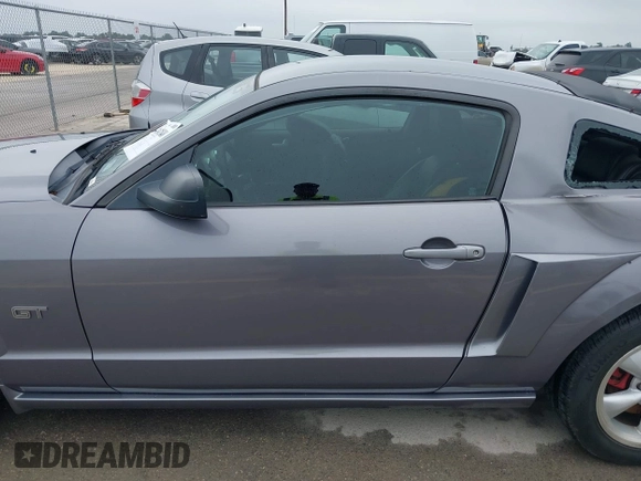 2006 Ford Mustang GT Deluxe z VIN 1ZVHT82H065132924, wystawiony jako IAAI lot #42402048 z przebiegiem 146 526 mil mil oraz . Historia ofert i sprzedaży dostępna na DreamBid. Obrazek 15.
