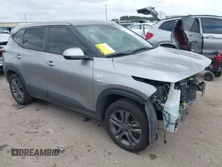 2021 Kia Seltos LX z VIN KNDEPCAA0M7045897, wystawiony jako IAAI lot #42123982 z przebiegiem 41 083 mil mil oraz . Historia ofert i sprzedaży dostępna na DreamBid. Obrazek 1.