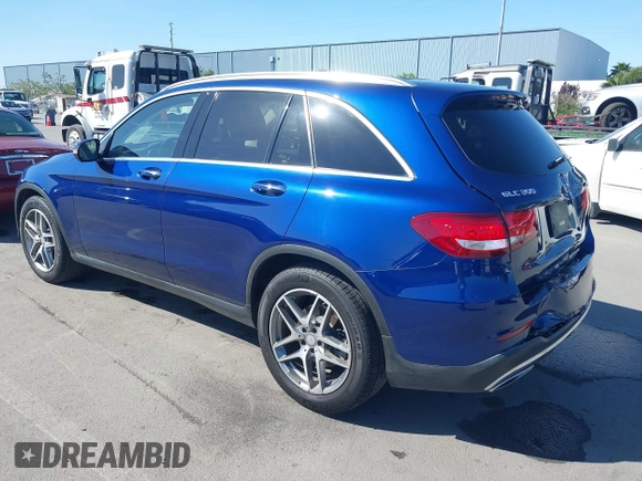 2017 Mercedes-Benz GLC 300 z VIN WDC0G4JB7HF128354, wystawiony jako IAAI lot #42278665 z przebiegiem 138 573 mil mil oraz . Historia ofert i sprzedaży dostępna na DreamBid. Obrazek 3.