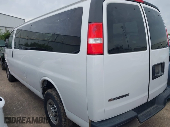 2019 Chevrolet Express Passenger LT z VIN 1GAZGPFG3K1364936, wystawiony jako IAAI lot #42137561 z przebiegiem 33 624 mil mil oraz . Historia ofert i sprzedaży dostępna na DreamBid. Obrazek 3.