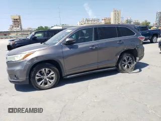 2015 Toyota Highlander LE Plus z VIN 5TDZKRFHXFS084837, wystawiony jako Copart lot #53185745 z przebiegiem 111 024 mil mil oraz Szkoda całkowita • Salvage title. Historia ofert i sprzedaży dostępna na DreamBid. Obrazek 1.