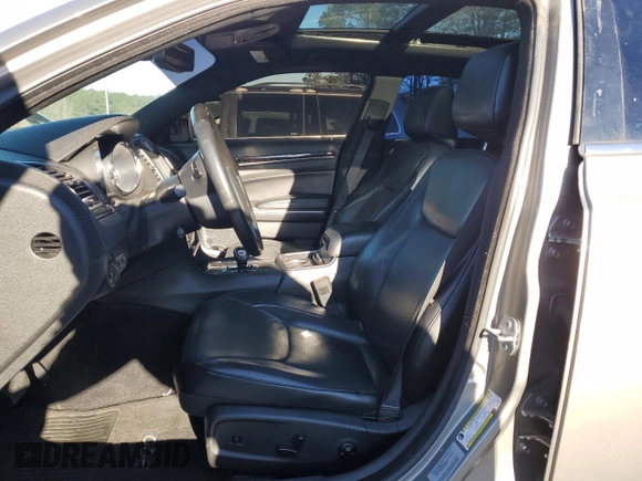 2014 Chrysler 300 C z VIN 2C3CCAEG9EH328699, wystawiony jako Copart lot #88137275 z przebiegiem 132 555 mil mil oraz Szkoda całkowita • Salvage title. Historia ofert i sprzedaży dostępna na DreamBid. Obrazek 7.