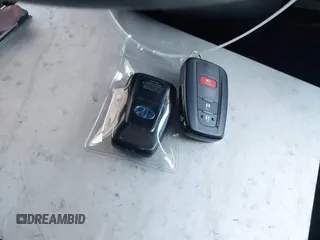 2020 Toyota Prius L Eco z VIN JTDKARFU4L3116504, wystawiony jako IAAI lot #42178279 z przebiegiem 33 668 mil mil oraz . Historia ofert i sprzedaży dostępna na DreamBid. Obrazek 11.