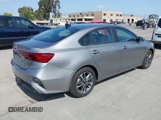 2024 Kia Forte LXS z VIN 3KPF24AD5RE759745, wystawiony jako IAAI lot #42101425 z przebiegiem 13 165 mil mil oraz . Historia ofert i sprzedaży dostępna na DreamBid. Obrazek 4.