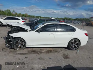 2019 BMW 3 Series 330i z VIN 3MW5R1J57K8A03673, wystawiony jako IAAI lot #41672322 z przebiegiem 72 083 mil mil oraz . Historia ofert i sprzedaży dostępna na DreamBid. Obrazek 14.