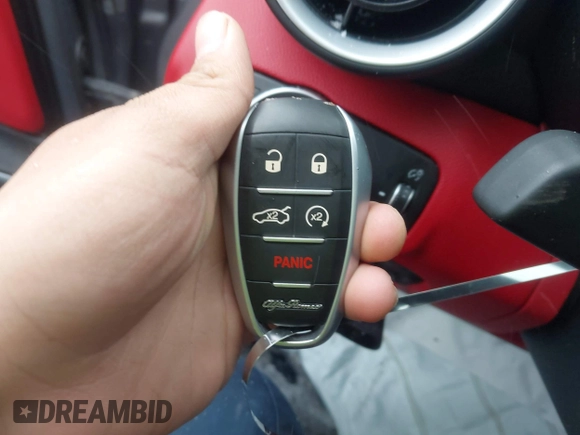 2020 Alfa Romeo Giulia z VIN ZARFAMAN2L7624764, wystawiony jako IAAI lot #41623824 z przebiegiem Nie podano mil oraz . Historia ofert i sprzedaży dostępna na DreamBid. Obrazek 11.