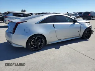 2013 Cadillac CTS-V z VIN 1G6DV1EP8D0171019, wystawiony jako Copart lot #76689644 z przebiegiem 136 098 mil mil oraz Szkody całkowita. Historia ofert i sprzedaży dostępna na DreamBid. Obrazek 3.