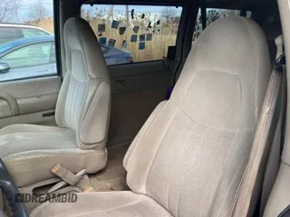 2000 Chevrolet Astro z VIN 1GNDM19W2YB102264, wystawiony jako Copart lot #54593295 z przebiegiem 244 323 mil mil oraz Tytuł czysty. Historia ofert i sprzedaży dostępna na DreamBid. Obrazek 5.