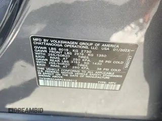 2023 Volkswagen Atlas SE z VIN 1V2HR2CA5PC526012, wystawiony jako IAAI lot #42796408 z przebiegiem 41 216 mil mil oraz . Historia ofert i sprzedaży dostępna na DreamBid. Obrazek 20.