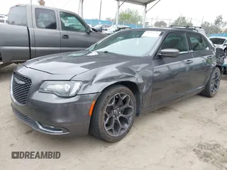 2019 Chrysler 300 S z VIN 2C3CCABGXKH708182, wystawiony jako IAAI lot #41885720 z przebiegiem 88 871 mil mil oraz . Historia ofert i sprzedaży dostępna na DreamBid. Obrazek 2.