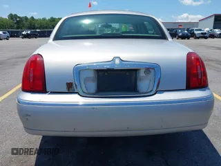 2002 Lincoln Town Car Signature z VIN 1LNHM82W22Y639231, wystawiony jako IAAI lot #42513503 z przebiegiem 126 832 mil mil oraz . Historia ofert i sprzedaży dostępna na DreamBid. Obrazek 14.