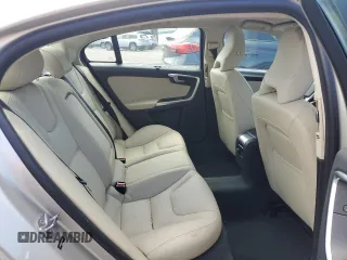 2017 Volvo S60 Inscription z VIN LYV402TK0HB151137, wystawiony jako Copart lot #55577435 z przebiegiem 67 066 mil mil oraz Szkody całkowita. Historia ofert i sprzedaży dostępna na DreamBid. Obrazek 10.