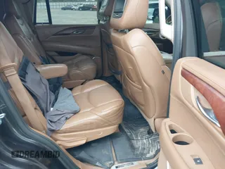 2016 Cadillac Escalade Platinum z VIN 1GYS4DKJ1GR363238, wystawiony jako IAAI lot #40974636 z przebiegiem 128 296 mil mil oraz . Historia ofert i sprzedaży dostępna na DreamBid. Obrazek 8.