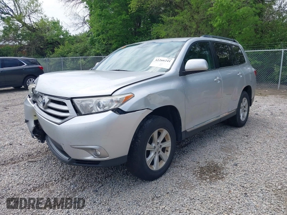 2013 Toyota Highlander z VIN 5TDZK3EH0DS127237, wystawiony jako IAAI lot #42266241 z przebiegiem 241 582 mil mil oraz . Historia ofert i sprzedaży dostępna na DreamBid. Obrazek 18.