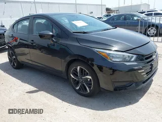 2024 Nissan Versa SR z VIN 3N1CN8FV6RL906740, wystawiony jako IAAI lot #42266433 z przebiegiem 21 514 mil mil oraz . Historia ofert i sprzedaży dostępna na DreamBid. Obrazek 1.