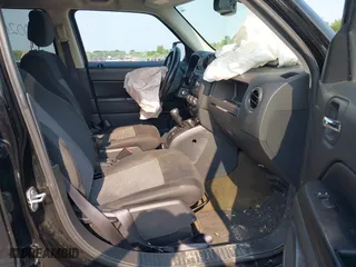 2016 Jeep Patriot Latitude with VIN 1C4NJRFB6GD782341, listed as a IAAI auction lot 40002664 with 83,054 mi miles. Bid and sale history available at carsss.com. Image 5.