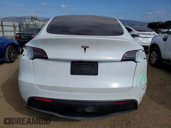 2025 Tesla Model Y Long Range with VIN 7SAYGDED6SF271931, listed as a Copart auction lot 43376015 with 261 mi miles and Salvage Title. Bid and sale history available at DreamBid. Image 6.