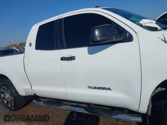 2013 Toyota Tundra z VIN 5TFRM5F14DX061244, wystawiony jako IAAI lot #41565473 z przebiegiem 253 238 mil mil oraz . Historia ofert i sprzedaży dostępna na DreamBid. Obrazek 13.