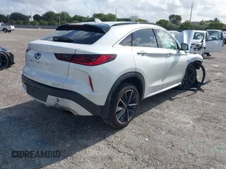 2024 Infiniti QX55 Luxe z VIN 3PCAJ5JR1RF105494, wystawiony jako IAAI lot #41952515 z przebiegiem 13 734 mil mil oraz . Historia ofert i sprzedaży dostępna na DreamBid. Obrazek 4.