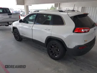 2016 Jeep Cherokee Latitude z VIN 1C4PJMCB5GW296303, wystawiony jako IAAI lot #42135490 z przebiegiem 136 503 mil mil oraz . Historia ofert i sprzedaży dostępna na DreamBid. Obrazek 3.