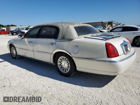 1999 Lincoln Town Car Signature z VIN 1LNHM82W4XY615634, wystawiony jako Copart lot #48886235 z przebiegiem 207 411 mil mil oraz Szkody całkowita. Historia ofert i sprzedaży dostępna na DreamBid. Obrazek 2.