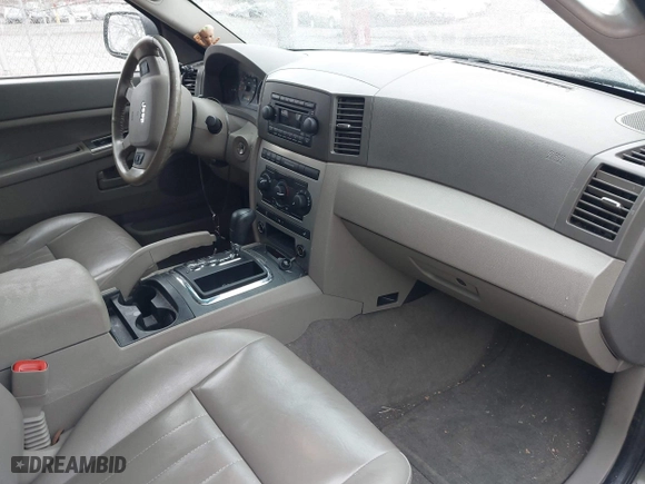 2005 Jeep Grand Cherokee Laredo with VIN 1J4GR48K35C702010, listed as a IAAI auction lot 41043017 with 150,565 mi miles. Bid and sale history available at carsss.com. Image 5.