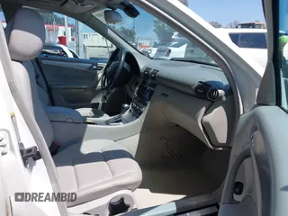 2006 Mercedes-Benz C 230 Sport z VIN WDBRF52H46F772494, wystawiony jako IAAI lot #42202080 z przebiegiem 92 364 mil mil oraz . Historia ofert i sprzedaży dostępna na DreamBid. Obrazek 5.