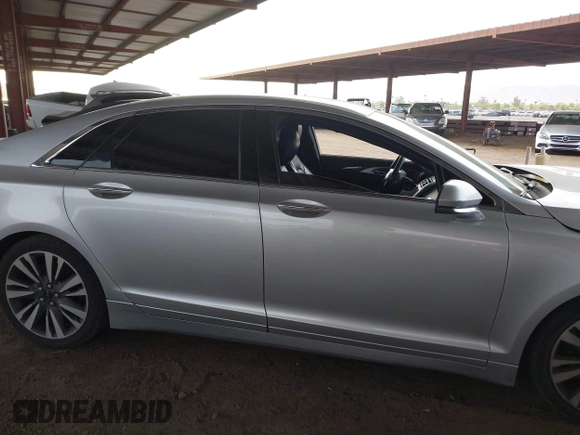 2017 Lincoln MKZ Reserve z VIN 3LN6L5E93HR603246, wystawiony jako IAAI lot #42024614 z przebiegiem 131 622 mil mil oraz . Historia ofert i sprzedaży dostępna na DreamBid. Obrazek 13.