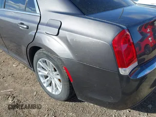 2016 Chrysler 300 Anniversary Edition z VIN 2C3CCAAG2GH295456, wystawiony jako IAAI lot #41978687 z przebiegiem 142 533 mil mil oraz . Historia ofert i sprzedaży dostępna na DreamBid. Obrazek 6.