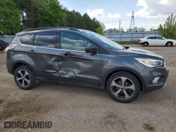 2017 Ford Escape SE z VIN 1FMCU0GD5HUA67154, wystawiony jako Copart lot #58474105 z przebiegiem 129 896 mil mil oraz Czysty tytuł • Clean title. Historia ofert i sprzedaży dostępna na DreamBid. Obrazek 4.
