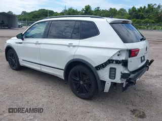 2022 Volkswagen Tiguan SE R-Line Black z VIN 3VVCB7AX8NM105497, wystawiony jako IAAI lot #42506294 z przebiegiem 29 821 mil mil oraz . Historia ofert i sprzedaży dostępna na DreamBid. Obrazek 3.