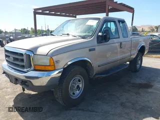 1999 Ford F-250 XL z VIN 1FTNX21F8XEA90902, wystawiony jako IAAI lot #42268377 z przebiegiem 216 014 mil mil oraz . Historia ofert i sprzedaży dostępna na DreamBid. Obrazek 2.