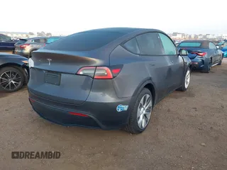 2021 Tesla Model Y Standard Range z VIN 5YJYGDED4MF121963, wystawiony jako IAAI lot #41490477 z przebiegiem 41 941 mil mil oraz . Historia ofert i sprzedaży dostępna na DreamBid. Obrazek 4.