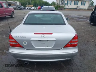 2001 Mercedes-Benz SLK 230/320 z VIN WDBKK65F61F223014, wystawiony jako IAAI lot #42193397 z przebiegiem 291 610 mil mil oraz . Historia ofert i sprzedaży dostępna na DreamBid. Obrazek 17.