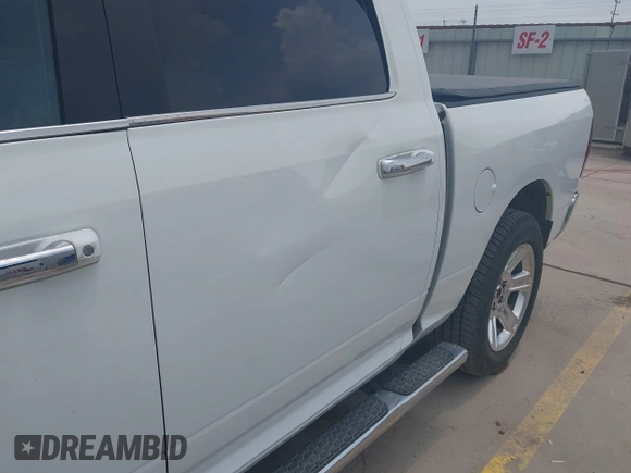 2017 Ram 1500 Lone Star Silver z VIN 1C6RR6LT7HS791379, wystawiony jako IAAI lot #42196470 z przebiegiem 96 222 mil mil oraz . Historia ofert i sprzedaży dostępna na DreamBid. Obrazek 17.